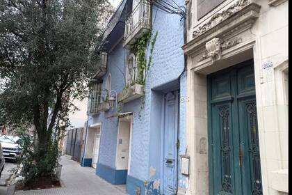 Otra oportunidad es un departamento interno tipo casa ubicado en Neuquén 2639.