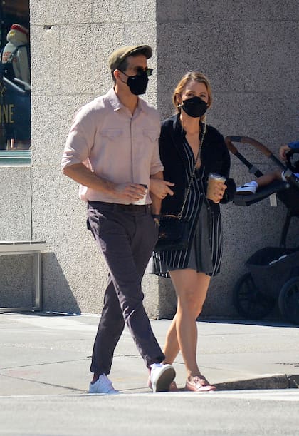 Otra pareja que se mostró muy afectuosa ante los flashes fue la de
Ryan Reynolds y Blake Lively, quienes salieron a tomar un café en Nueva York, protegidos por barbijos