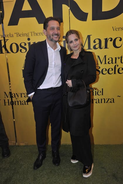 Otra pareja que suele disfrutar de los estrenos de cine y teatro: Germán Paoloski y Sabrina Garciarena. Los dos, muy elegantes en blanco y negro