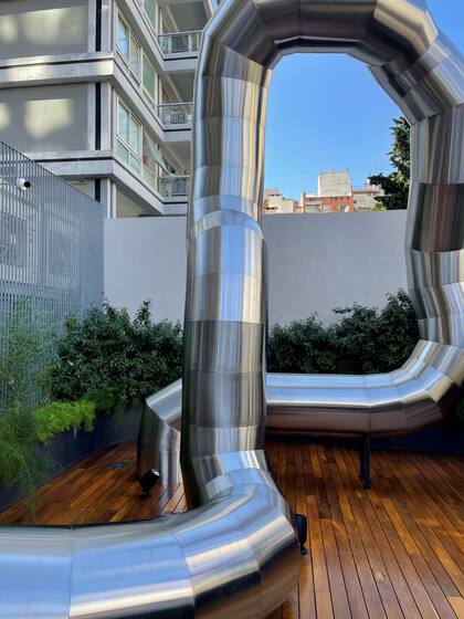 Otra parte de Mutanti, sobre el deck que rodea la pileta del edificio