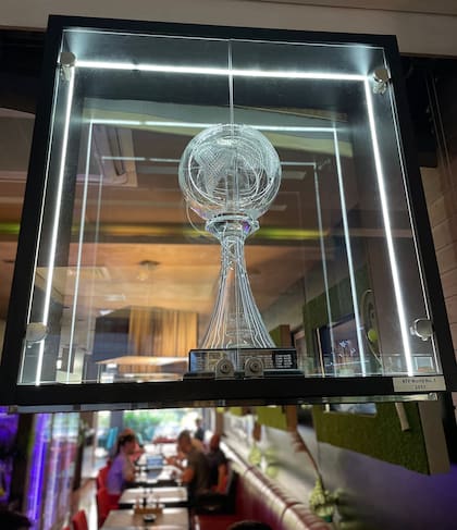 Otra perla del restaurante de Djokovic en Belgrado: el trofeo que le entregó la ATP por haber llegado a la cima del ranking mundial en 2011