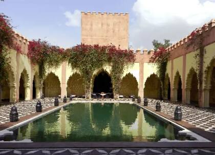 Otra piscina brilla bajo el sol marroquí