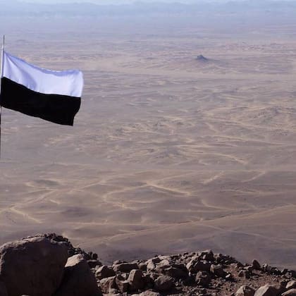 Otra postal de Bir Tawil tomada por Dmitri Zhijarev, que regresó al lugar un año y medio más tarde con una banera nueva