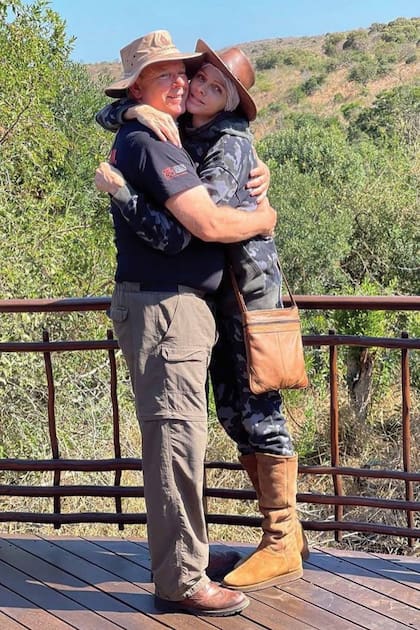 Otra postal de la visita de su marido. Celebraron a distancia su décimo aniversario de casados.