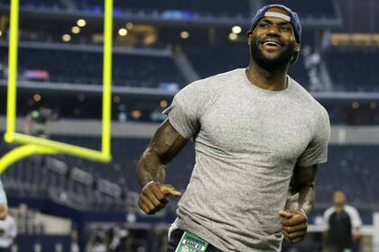 Otra postal de LeBron en un campo de fútbol americano, deporte que practicó durante su niñez y adolescencia