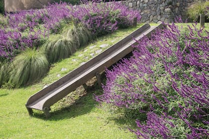 Otra postal del jardín es la de los más chicos. Para acompañar la pendiente, se ubicaron dos toboganes que llegan al mismo lugar que el tubo de bomberos y una tirolesa.