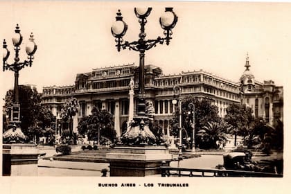 Otra postal del Palacio de Tribunales con el Palacio Costaguta frente a él, en una imagen de la década del '20