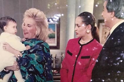 Otra postal del recuerdo: Naanim Timoyko y Juan Alberto Mateyko le presentan su hija a Mirtha Legrand