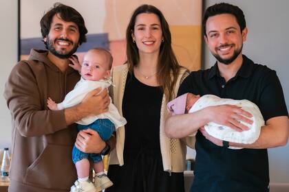 Otra postal familiar, esta vez también con Rajwa, la mujer de Hussein.