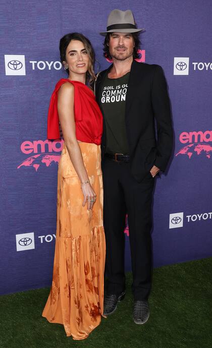 Otra que combinó una falda naranja con un top en colorado fue la actriz Nikki Reed. Junto a su pareja, Ian Somerhalder, fue parte de la 34ª edición anual de los premios EMA en Los Ángeles. El actor no se quedó atrás luciendo un outfit muy canchero