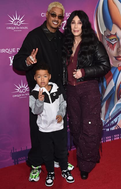 Otra que dijo presente en la carpa de Kooza fue Cher. La cantante asistió junto a su joven novio, el rapero Alexander Edwards, y su hijo Slash, quien se mostró fascinado por las acrobacias circenses. La artista optó por un look informal con pantalones cargo en tono berenjena, canguro y una campera inflable negra