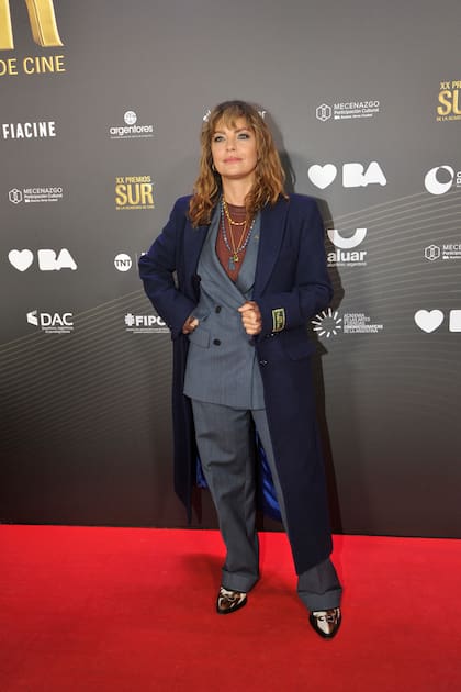 Otra que eligió la gama de los azules para esta noche fue Dolores Fonzi. La actriz y directora, que lidera las nominaciones con su película Belén, apostó por un conjunto a rayas, un tapado de paño y botas texanas