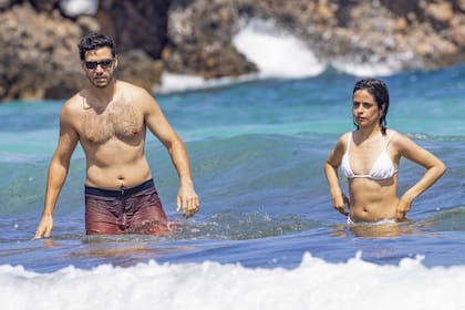 Otra que eligió la isla española para descansar fue Camila Cabello. La cantante acaba de finalizar la parte europea de su gira Yours y decidió quedarse unos días en Ibiza junto a su novio, Henry Junior Chalhoub