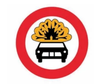 Otra señal prohíbe el paso a vehículos que transporten materiales explosivos o inflamables
