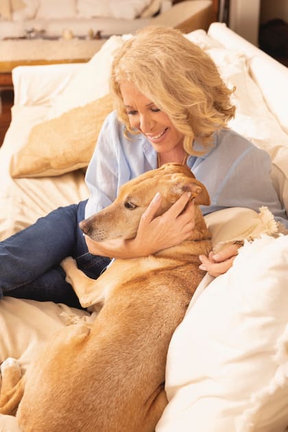 Otra tierna postal junto a su perra Tata en uno de los sillones del living de su casa