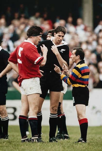 Otra toma del momento en que Efraim Sklar habla con Charles Tunnacliffe e Ian Jones, en Gloucester 1991