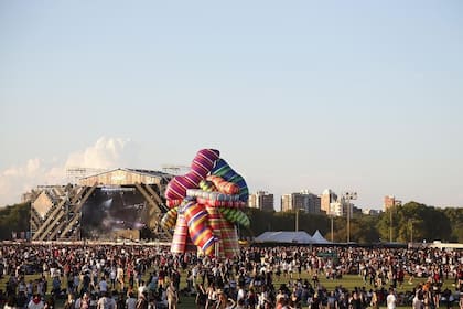 Otra versión de las esculturas inflables de Minujín en el Lollapalooza