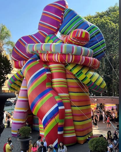 Otra versión de sus esculturas inflables estuvo instalada hasta enero último en la entrada de la Pinacoteca de San Pablo