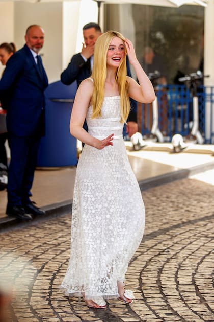 Otra vez Elle Fanning, esta vez en la última edición del Festival de Cannes. La actriz fue vista saliendo del hotel con un ligero vestido que presentaba margaritas bordadas. El estilo coquette se puso de moda relativamente hace pocos años, y es una tendencia que retoma el look de las mujeres durante la época de la Revolución Francesa
