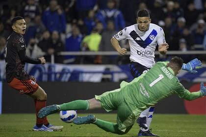 Otra vez la lucha entre el joven Abiel Osorio y Franco Armani; el arquero de River tuvo un par de atajadas cruciales para sostener a su equipo