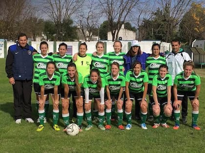 Otra vez, la tercera de la fila inferior, en este caso, en la primera división femenina de Unión, de Crespo, su ciudad natal.