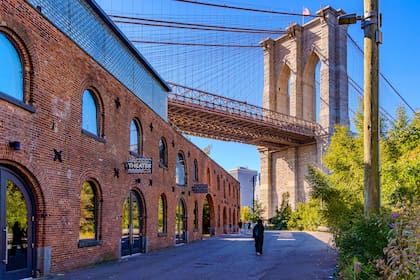 Otra visión: el Puente de Brooklyn desde el Parque del Puente de Brooklyn