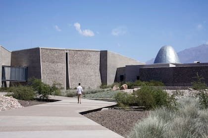 Otra vista de la Bodega Piedra Infinita con diseño del paisaje de Eduardo Vera.