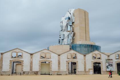 Otra vista del centro cultural LUMA Arles, diseñado por el "arquitecto de la cultura" Frank Gehry