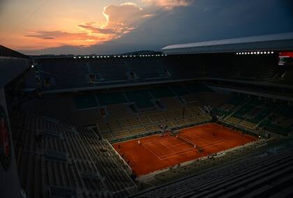 Otra vista del Chatrier al filo de la noche, en el comienzo de una de las sesiones de la primera semana