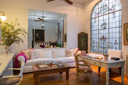 Otra vista del escritorio de Milagros, al que se le suma un livíng íntimo decorado con piezas que adora, como el florero con dibujo de rosas o el espejo XL, su favorito.