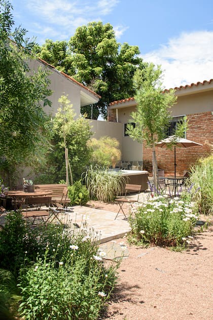 Otra vista del sector para comer y, al fondo, el jacuzzi