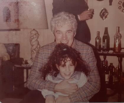 Otras épocas: Chico y Julieta, en tono sepia, en una foto en la intimidad familiar