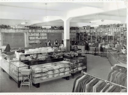 Otras épocas, cuando era el único comercio de Esquel y abastecía a las estancias patagónicas. Fue el primer lugar en distribuir kerosene y nafta en la zona. Gentileza Red43, Donato del Blanco.