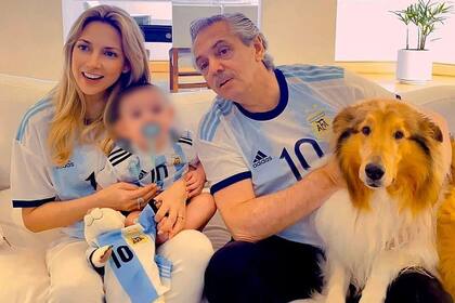 Otras épocas: Fernández, Fabiola Yañez, su hijo Francisco y el perro Dilan