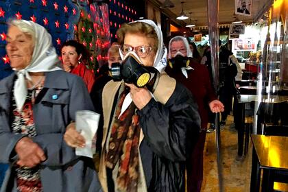 Otras Madres de Plaza de Mayo también se dirigieron al Congreso con máscaras antigas