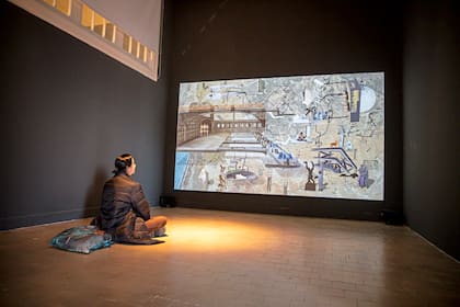 Otras obras, como la de la artista turca Inci Eviner, invitan a sentarse y contemplar una realidad surrealista en constante transformación