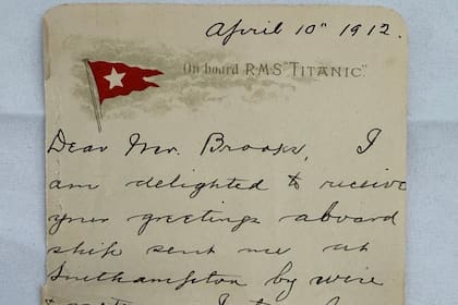 Otras piezas del remate, como cartas, diarios y objetos personales, también alcanzaron cifras altas