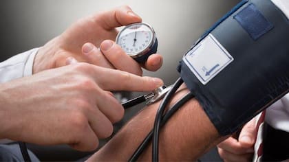 Otras recomendaciones son controlar la presión arterial, cuando es alta puede causar daño renal
Foto: iStock