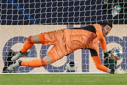 Otro ángulo: Courtois detiene el remate de Messi