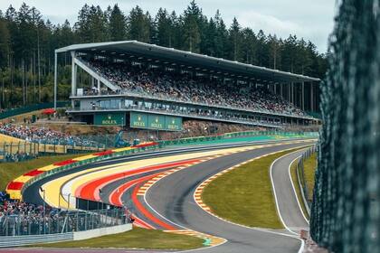 Otro ángulo de Eau Rouge, la curva que se toma a 310 kilómetros por hora