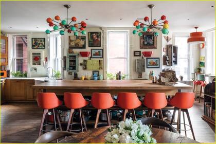 Otro ángulo de la amplia cocina donde se pueden apreciar las sillas altas con patas de madera. También en este ambiente, los colores son protagonistas.
