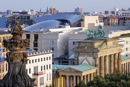 Hicimos esta toma desde la terraza del club privado China Club. Una perspectiva poco habitual de la Puerta de Brandenburgo que revela el paso de la historia.