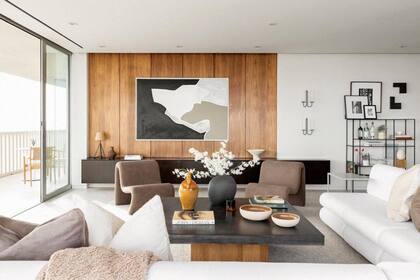 Otro ángulo del living. El edificio Sierra Towers es uno de los más lujosos de West Hollywood.