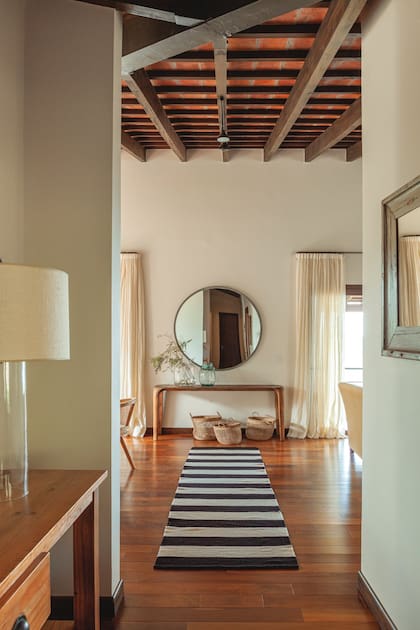 "Otro aporte de las alfombras es que ayudan a sectorizar o dividir un ambiente sin necesidad de paredes o muebles extra", dice Fernando Bach, de Elementos Argentinos.