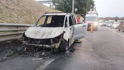 Otro auto se incendió minutos antes en General Paz en sentido al Río de la Plata