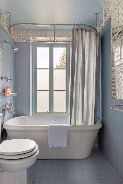 Otro baño, con una
bañadera antigua