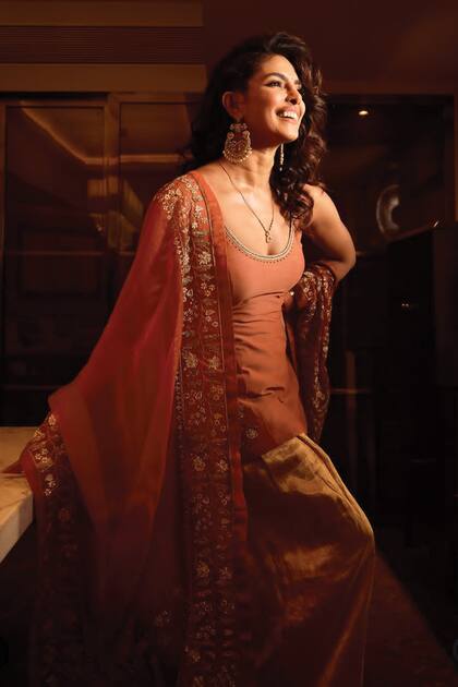 Otro cambio de look de Priyanka, quien combinó tradición con su propio estilo
con un diseño de Re-ceremonial, bañado en tonos
naranjas, rojos y dorados, todos teñidos de forma
natural a partir de flores.