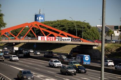 Otro cartel de la campaña intenta de evitar en su totalidad el uso del celular en los conductores