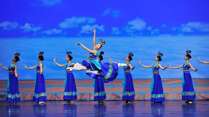 Otro de los cuadros del espectáculo, que tiene uno de sus pilares en la danza con objetos