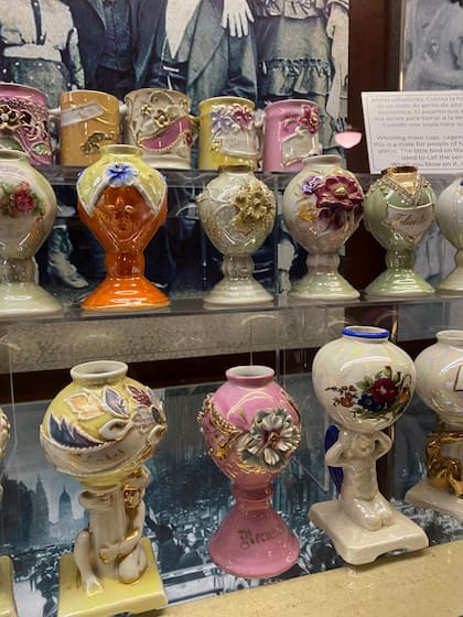 Otro de los destacados es el Mate de Porcelana de Compañías Extranjera, como se conoce a las piezas producidas en Europa y luego importadas a América en el siglo XIX